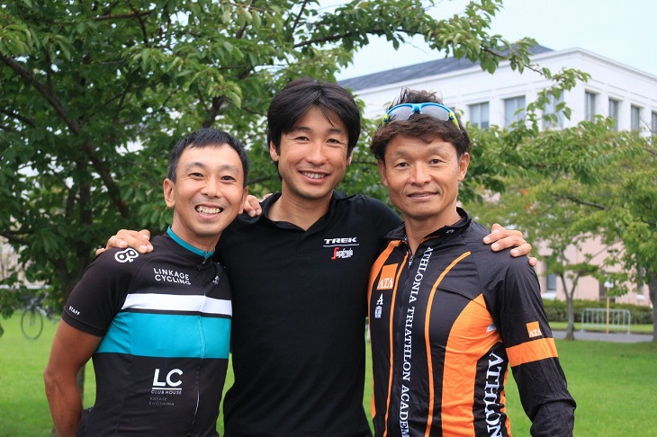 ブエルタ完走後に駆け付けた別府選手(中央)と田代恭崇さん(左)、白戸太朗さん(右)