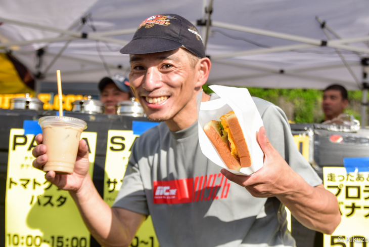 サンドイッチとパスタと小倉トーストなどが用意される