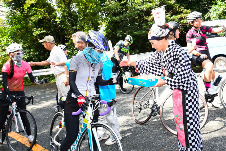 途中2ヵ所に設けられたエイドステーションでは、あんこさんが迎えてくれる