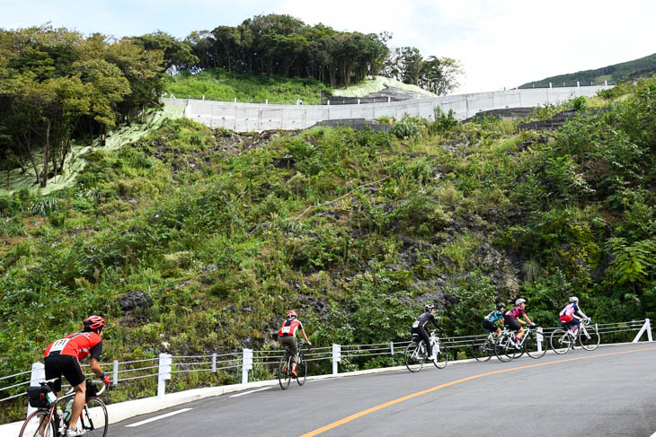 この先は最大勾配14%の登り坂が待っている。写真手前から上方まで登るのだ