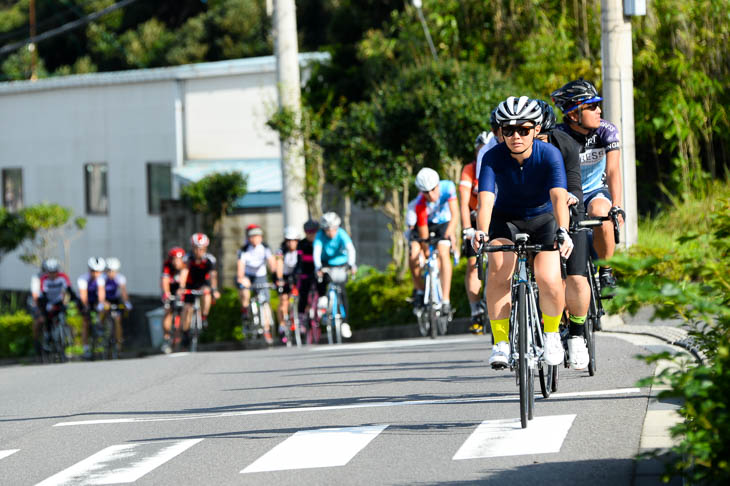 グルメライドグループの先頭を行くのは、アシスタントライダーの赤松綾さん