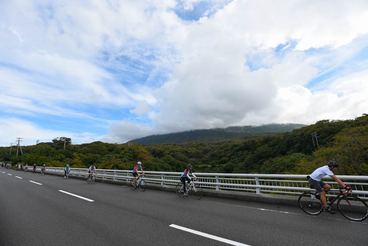 2日目も朝から晴れたが、三原山の山頂には雲がかかったまま