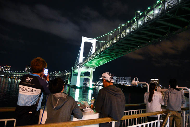 竹芝桟橋を出るとすぐにレインボーブリッジをくぐる。気分は東京湾クルージング