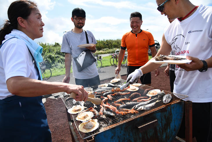 大島で採れた魚介類が次々と焼かれていく