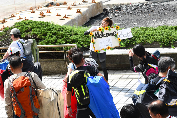 ヒルクライムに参加した大島在住の教師・平野さんが、授業の合間にお見送りに来てくれた