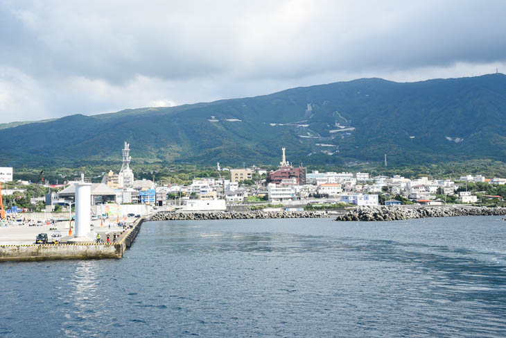 大島を離れる船から見た三原山。中央に見える白いスジが御神火スカイライン