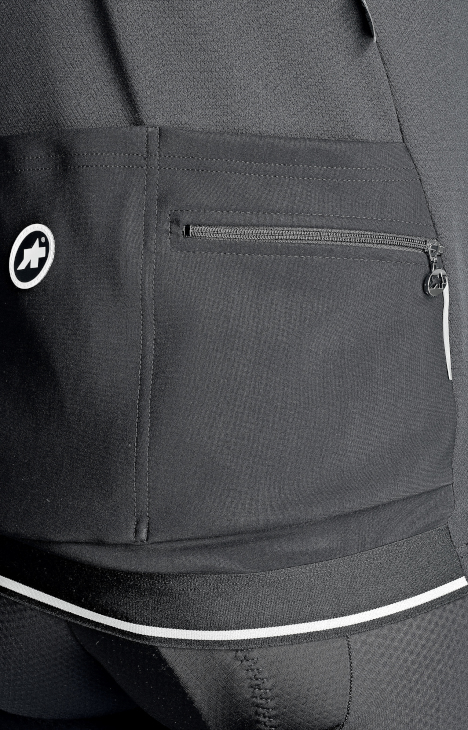 右側のバックポケットには貴重品用に便利なジッパー付きポケットを装備
