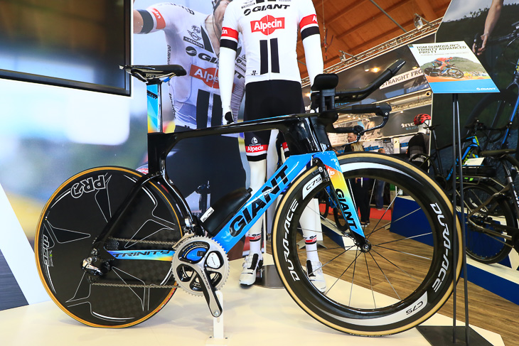 トム・ドゥムラン(オランダ)のリオオリンピック個人TT銀メダル獲得に貢献したレインボーカラーの「TRINITY ADVANCED PRO TT」