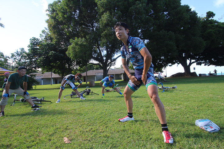 スポーツ整体師の金田智さんによるストレッチ。「走り出す前には大事です！」