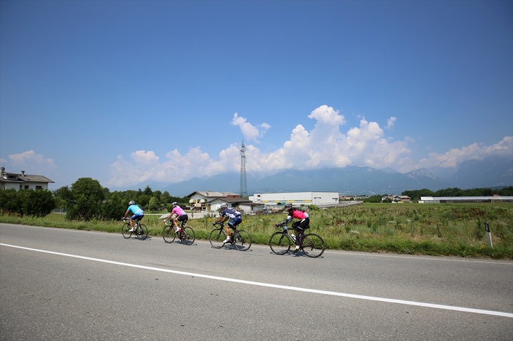 平坦区間で出会ったライダーたちと集団を形成！　ハンドサインと笑顔が自転車乗りの共通語