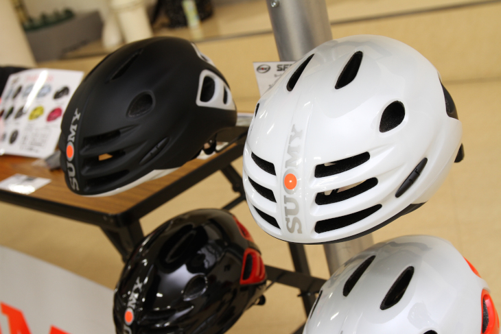 ロード用のミドルグレードヘルメット「SFERA」。効率的に配置されたベンチレーションホールにより、通気性とエアロ性能を両立