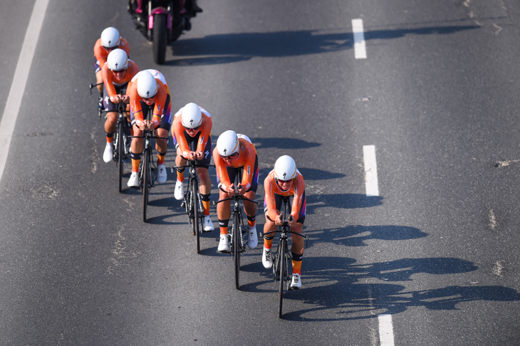 UCI女子チームTT　高速道路を快走するボエルス・ドルマンス