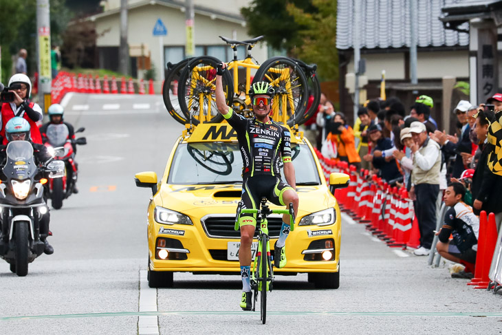 オスカル・プジョル(チーム右京)が逃げ切り優勝