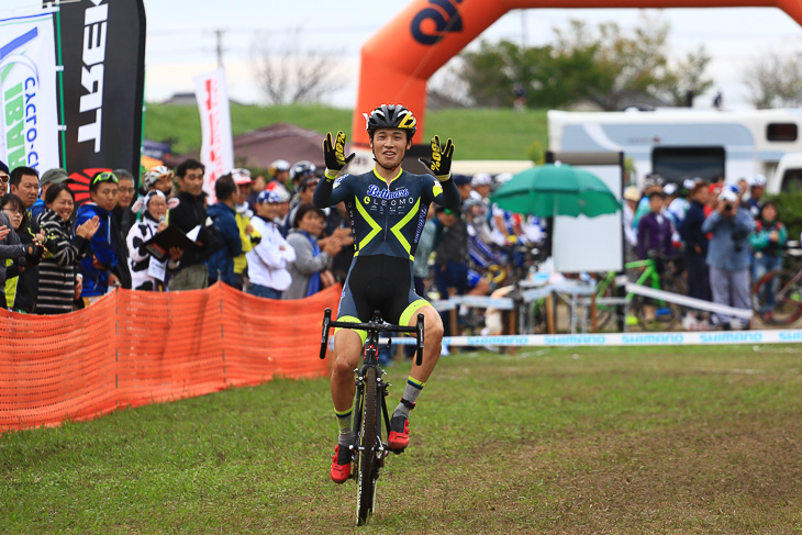 2位でゴールする中里仁（Lemonade Bellmare Racing Team）