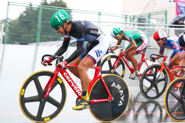 成年男子ポイントレース 2位冨尾大地(鹿児島 鹿屋体育大)と4位の片桐善也(新潟 日本大)ら
