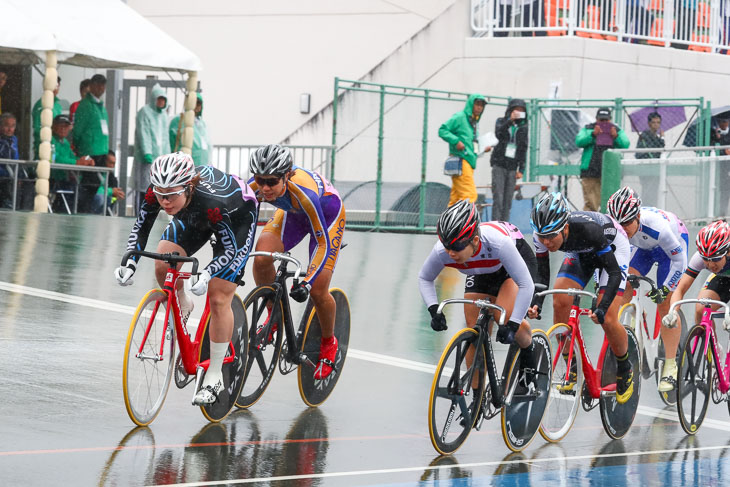 女子ケイリン 最終周回へ、児玉碧衣(福岡 日本競輪選手会)が先行
