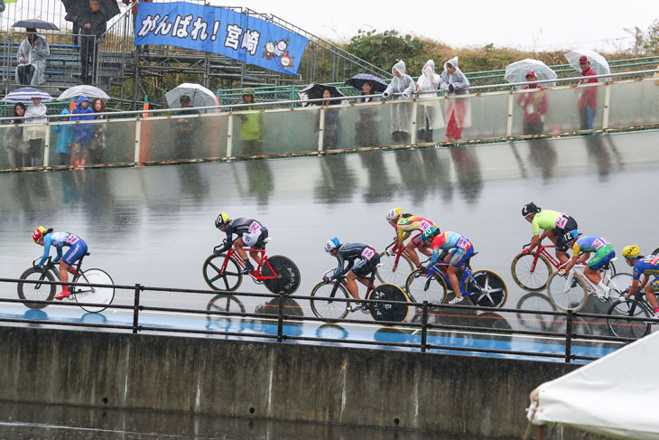 女子スクラッチ　最終周回　石上夢乃（横浜　横浜創学館高）が先行