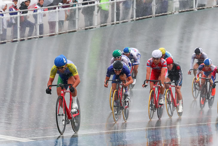 成年男子スクラッチ　小林泰正（群馬　日本体育大）が優勝