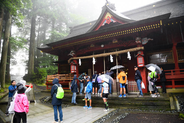 ふじあざみライン近くにある富士浅間神社を見学・参拝するフリウリ州からの参加者