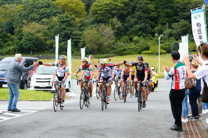 ゴールの日本サイクルスポーツセンターに到着したフリウリ州からの参加者ら