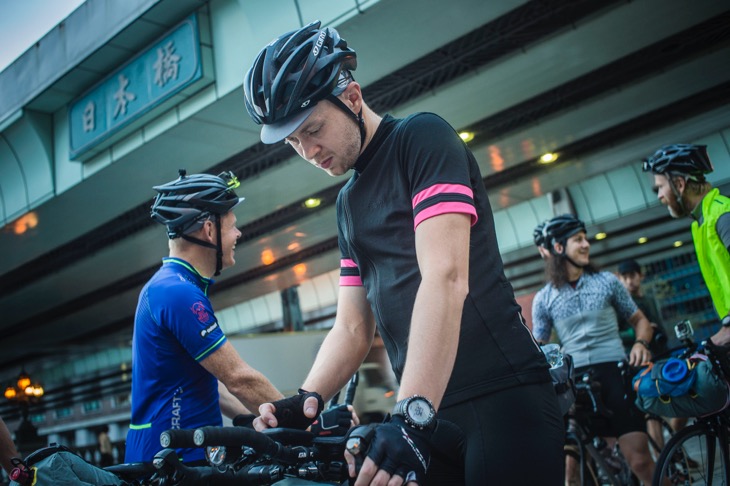 9月17日早朝、まだ明け切らぬ日本橋に集う世界の自転車乗りたち。フィンランドのメッセンジャーで、経験値の高いランドヌール、サミーも、サイクルデバイスの設定に余念がない