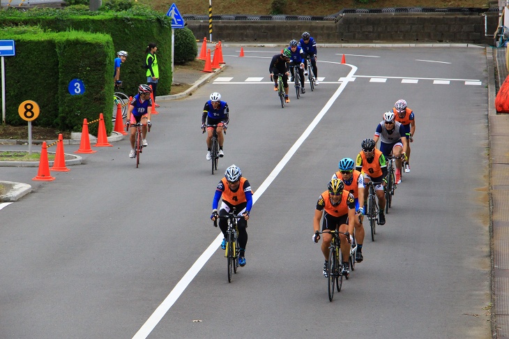 エンデューロはクラス別に左レーンと右レーンに分かれて走る