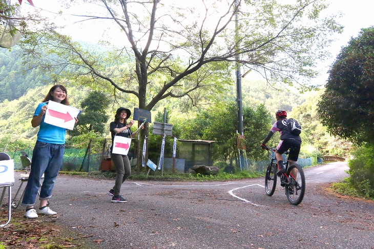 西谷林道へのループに向かう