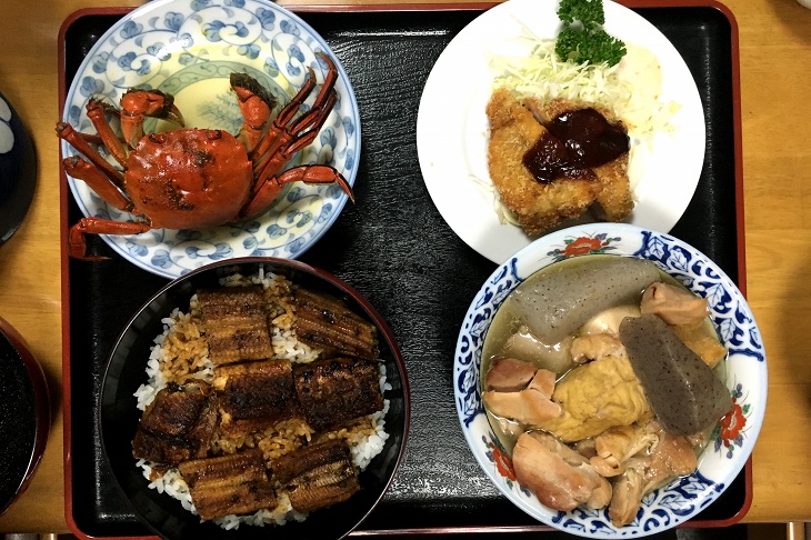 松野のお宿、末廣での夕食　天然ウナギ、ツガニ、芋炊きといった郷土の名物が並ぶ