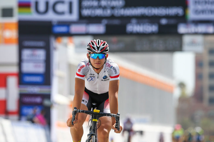 フィニッシュラインに向けてスプリントしたジュニア男子の沢田桂太郎（日本大学）