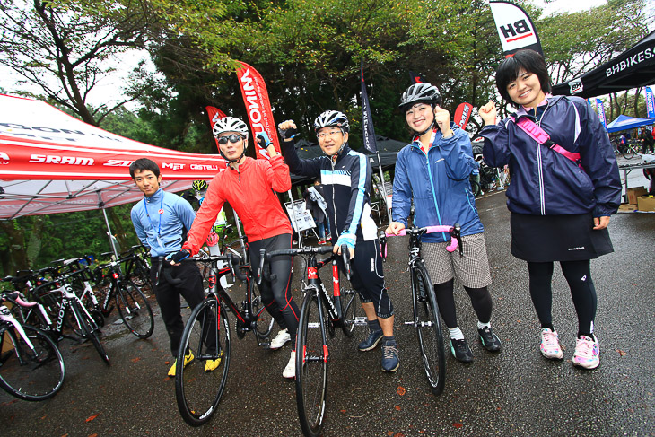 あいにくの小雨の中ですが、試乗に出発！