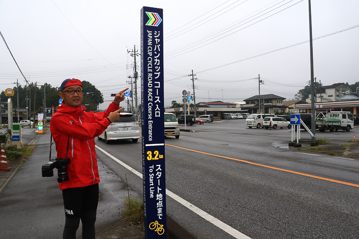 JR宇都宮駅から大谷街道沿いにはコースまでの道標が建てられた