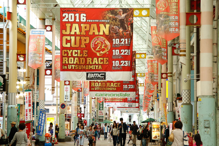 オリオン通りがバナーで赤く染まる。280m続く光景は圧巻だ!