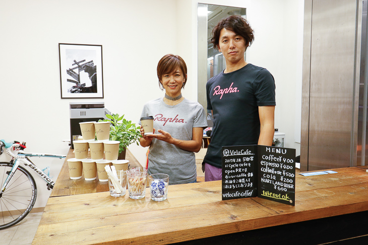 美味しいコーヒーがサーブされるvelocafeの越石さんと吉田さん