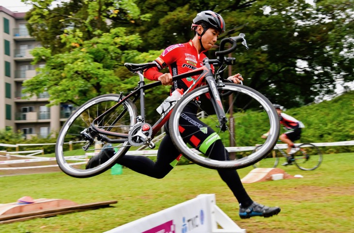 華麗な走りを披露する小坂光選手(宇都宮ブリッツェンシクロクロスチーム)
