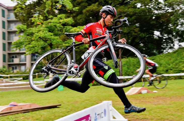 華麗な走りを披露する小坂光選手（宇都宮ブリッツェンシクロクロスチーム）