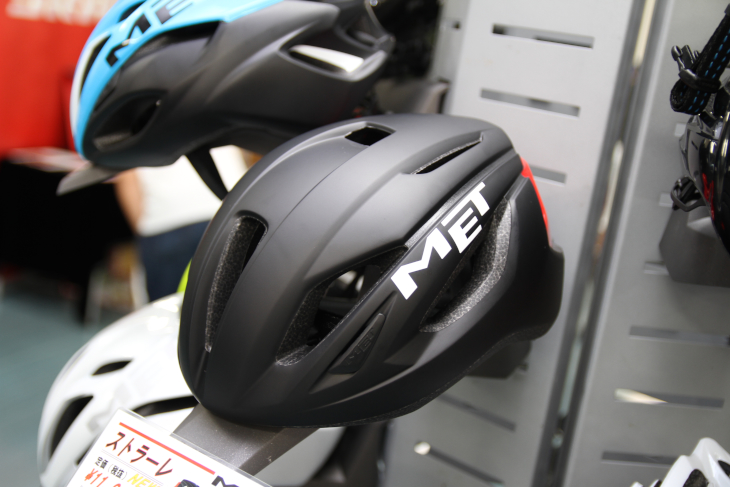 METの新型エントリーグレードヘルメット「STARALE」