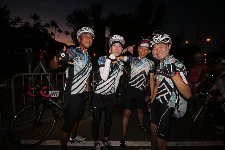 ハワイで購入したバイクジャージで揃えた4人組。アロハ〜