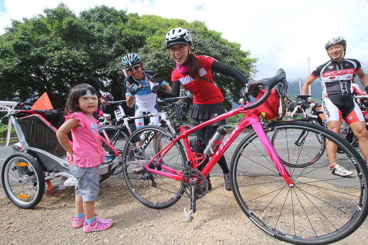 3歳の愛娘・紅香ちゃんをトレーラーに載せて牽引して走る絹代さん