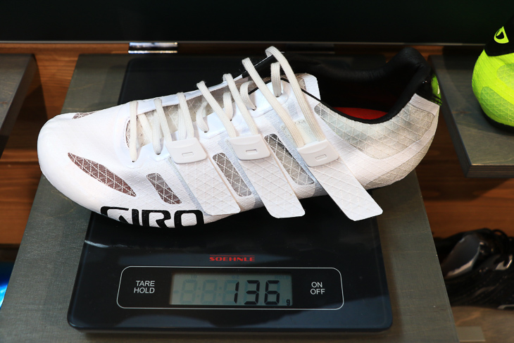 ジロが発表した超軽量シューズ「PROLIGHT TECHLACE」。実測重量は136gをマーク!