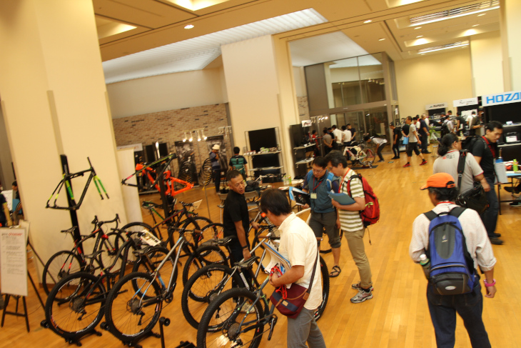 多くのショップ関係者が来場したミズタニ自転車の2017モデル新製品展示会