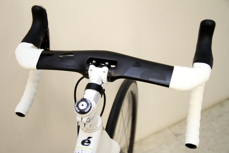 サーヴェロ製エアロハンドルがアッセンブルされた完成車も(スラムRED eTap仕様とシマノULTEGRA Di2仕様)
