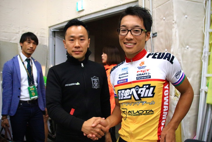 岡篤志(弱虫ペダルサイクリングチーム)と清水裕輔宇都宮ブリッツェン監督