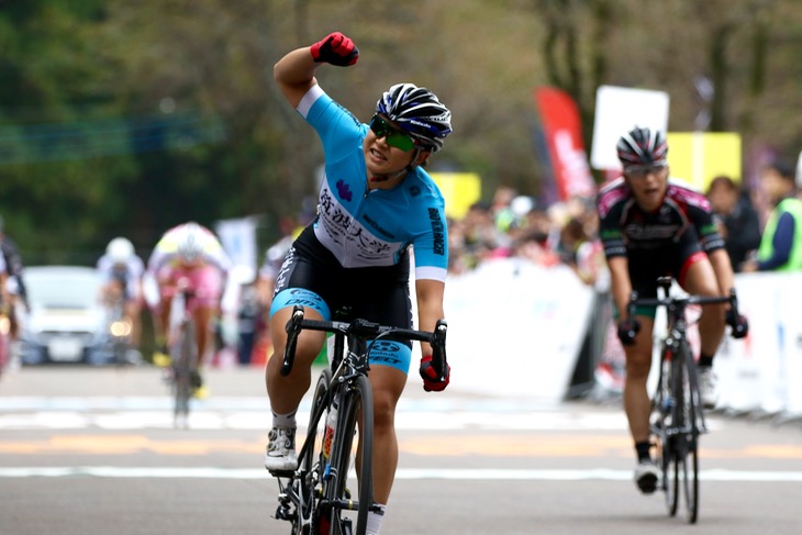 スプリントで吉川美穂（Live GARDEN BICI STELLE）を下した梶原悠未（筑波大学）が圧勝