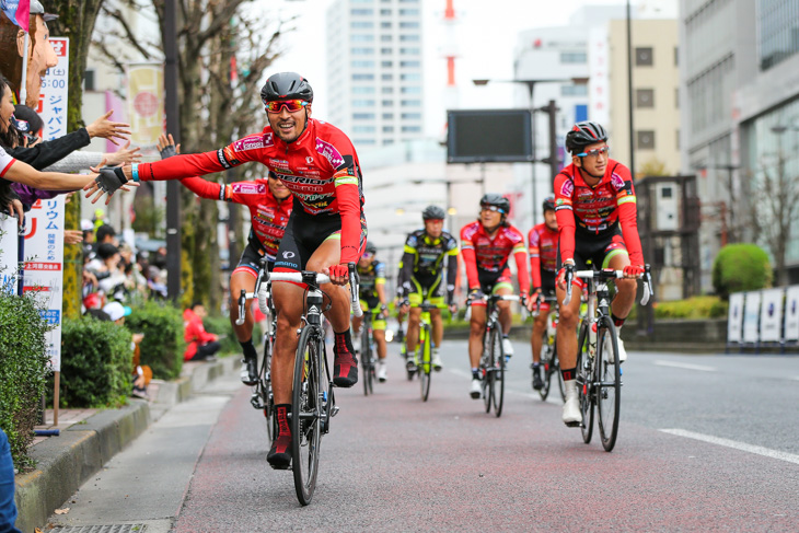 各カテゴリー上位3位までにクリテリウムのパレードランへの参加権が与えられる