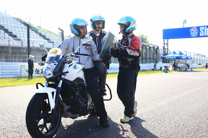 入念に打ち合わせるモトスタッフ