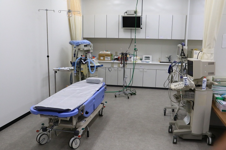 病院並みのしっかりとした設備が整った救護室