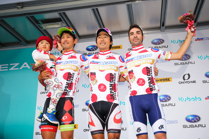 山岳賞を獲得した堀孝明(宇都宮ブリッツェン)、井上和郎(ブリヂストンアンカー)、マルコス・ガルシア(スペイン、キナンサイクリングチーム)