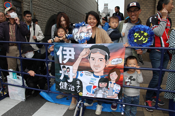 今季限りで引退する伊丹健治の応援。バナー左側は伊丹の奥様と娘さん