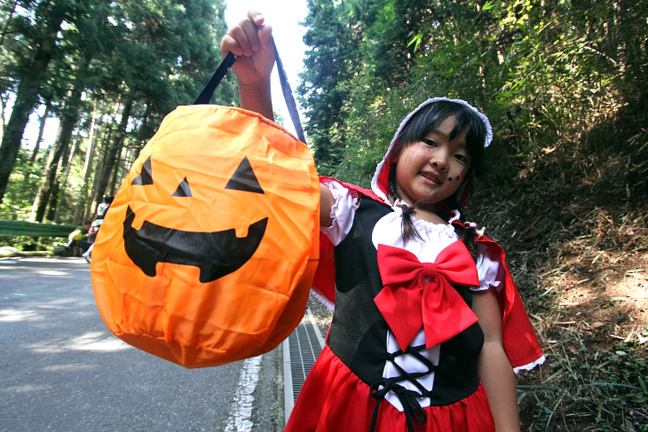 可愛らしい赤ずきんちゃんが、かぼちゃのお化けをもって古賀志林道をお散歩