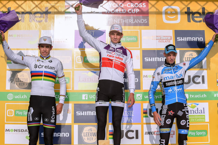 2位ワウト・ファンアールト(ベルギー、クレラン・ファストフートサービス)、1位マテュー・ファンデルポール(オランダ、ベオバンク・コレンドン)、3位マイケル・ファントーレンハウト(ベルギー、マーラックス・ナポレオンゲームス)